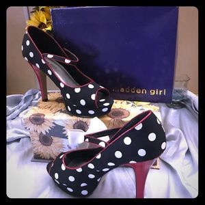 Never worn, super cute polka dots pumps!